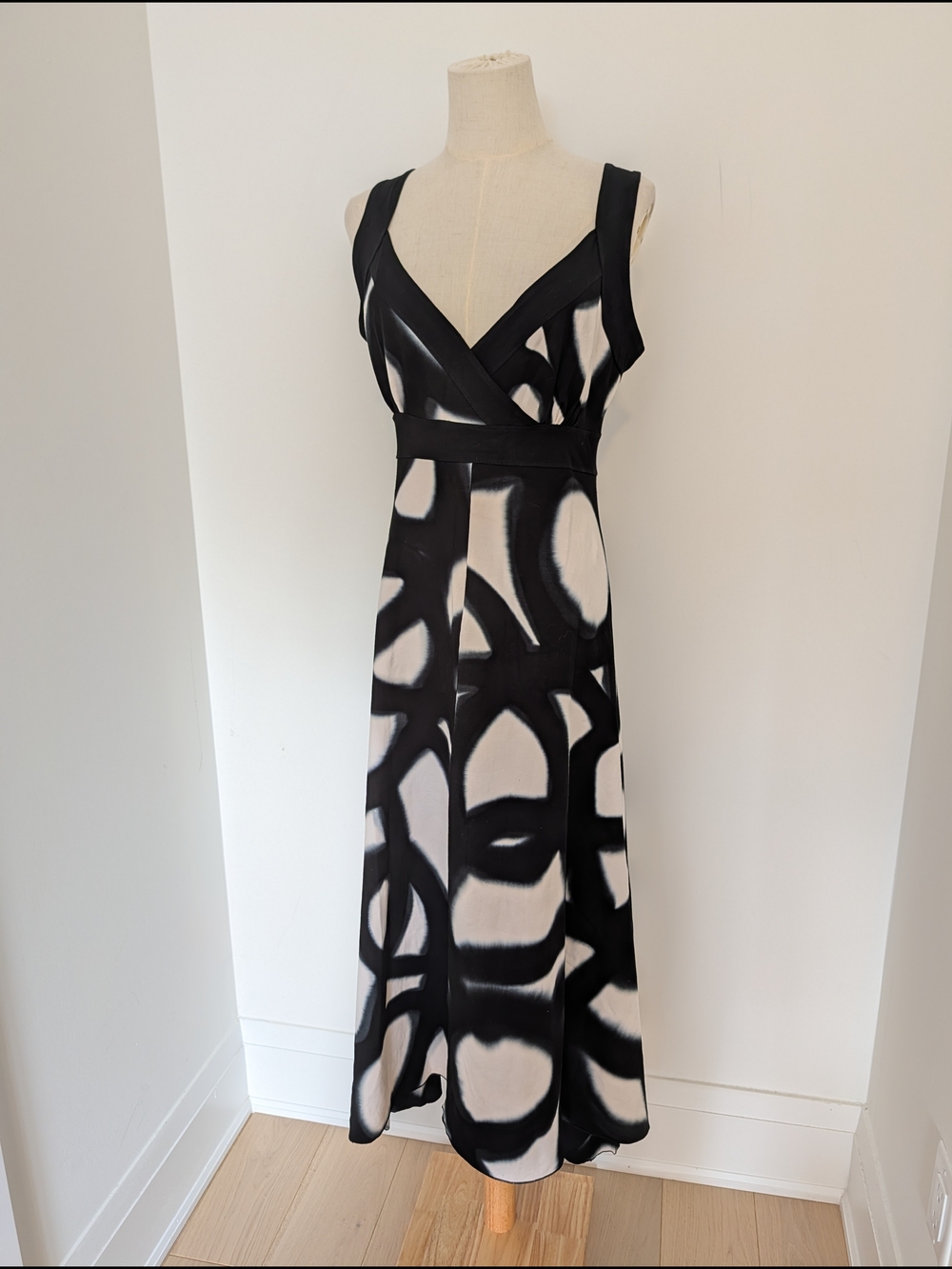 Y2K Black And White V-Neck Midi Dress with Abstract Print